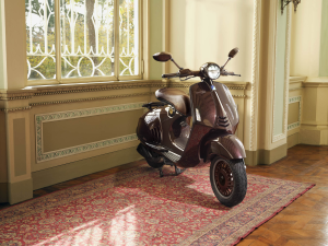 Vespa 946 "Horse" Resmi Di Rilis Dengan Material Eksklusif