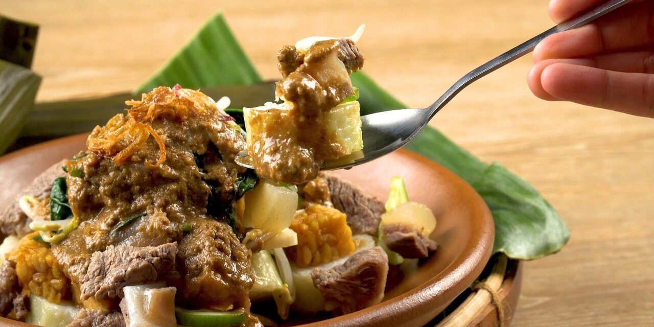 Rujak Cingur Surabaya: Kuliner Hidung Sapi Dengan Saus Petis