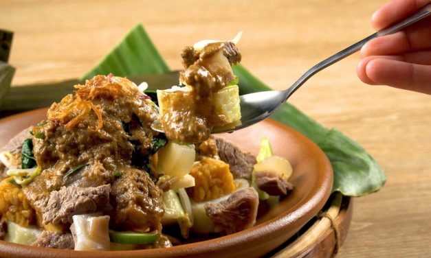 Rujak Cingur Surabaya: Kuliner Hidung Sapi Dengan Saus Petis