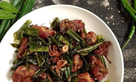 Ayam Tangkap Aceh: Ayam Goreng Unik Berbalut Daun Rempah