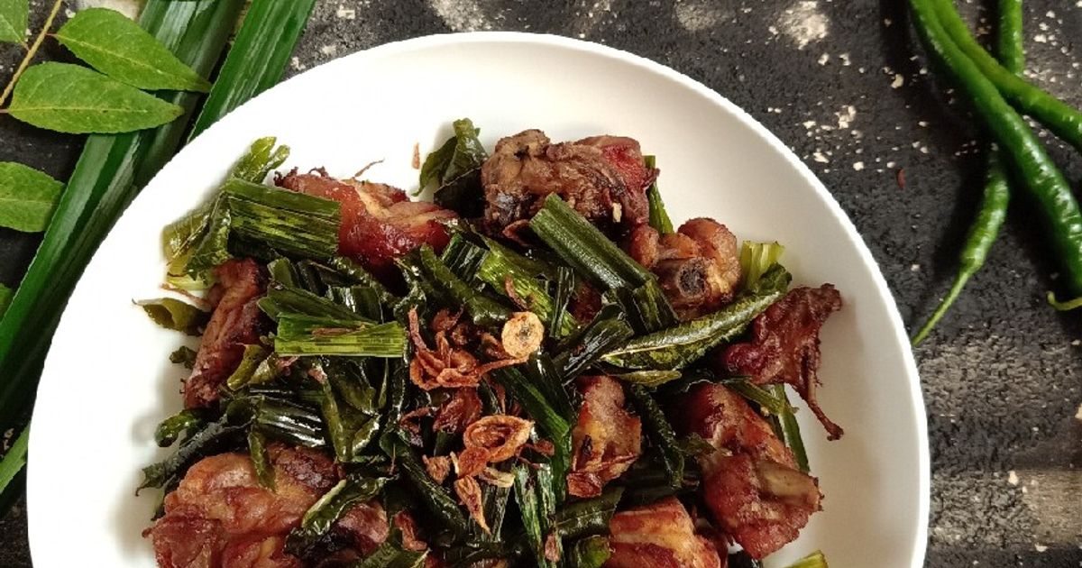 Ayam Tangkap Aceh: Ayam Goreng Unik Berbalut Daun Rempah