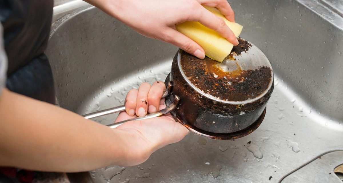 Trik Bersihkan Kerak Hitam Pantat Panci Dengan Garam Dan Cuka