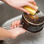 Trik Bersihkan Kerak Hitam Pantat Panci Dengan Garam Dan Cuka