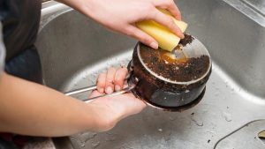 Trik Bersihkan Kerak Hitam Pantat Panci Dengan Garam Dan Cuka