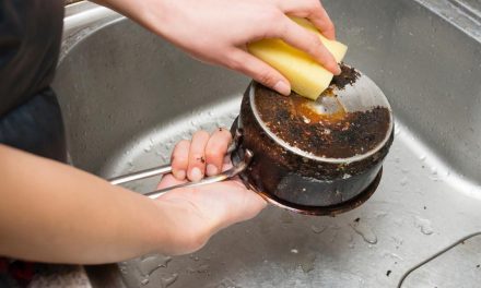 Trik Bersihkan Kerak Hitam Pantat Panci Dengan Garam Dan Cuka