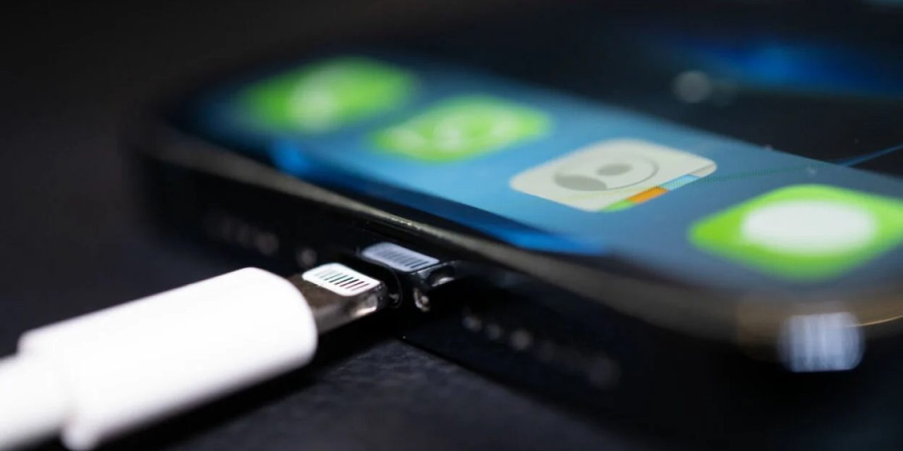 Cegah HP Panas Saat Di-Charge Pakai Trik Lepas Casing