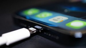 Cegah HP Panas Saat Di-Charge Pakai Trik Lepas Casing