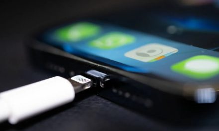 Cegah HP Panas Saat Di-Charge Pakai Trik Lepas Casing