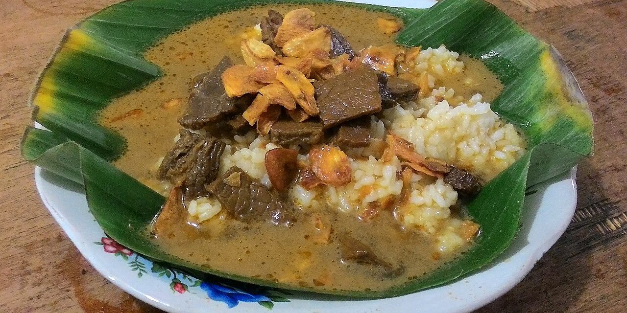 Nasi Gandul Pati: Gurih Daging Sapi Kuah Rempah Kecokelatan