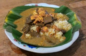 Nasi Gandul Pati: Gurih Daging Sapi Kuah Rempah Kecokelatan