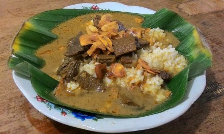 Nasi Gandul Pati: Gurih Daging Sapi Kuah Rempah Kecokelatan