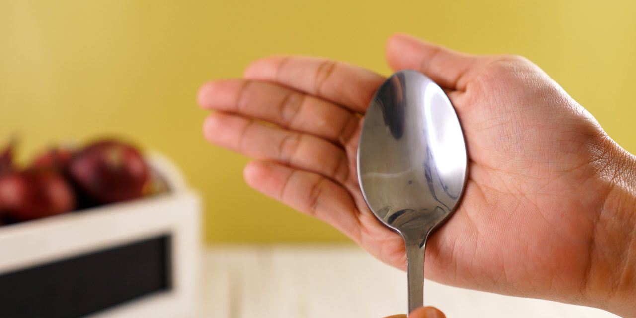 Cara Menghilangkan Bau Amis Dapur Pada Tangan Pakai Sendok