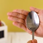 Cara Menghilangkan Bau Amis Dapur Pada Tangan Pakai Sendok
