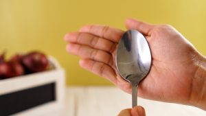 Cara Menghilangkan Bau Amis Dapur Pada Tangan Pakai Sendok