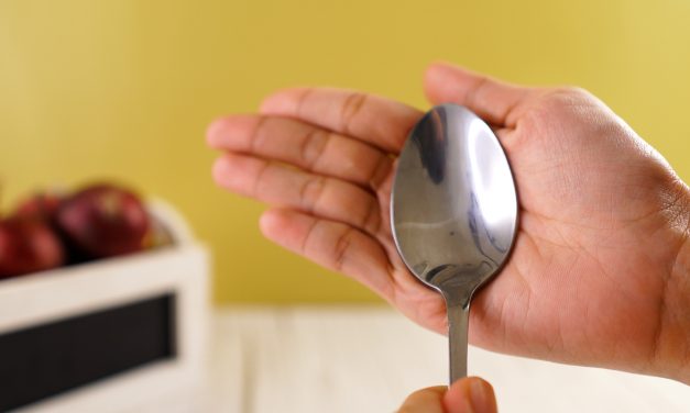 Cara Menghilangkan Bau Amis Dapur Pada Tangan Pakai Sendok